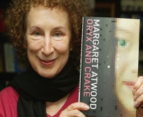 ولدت الكاتبة مارجريت آتوود Margaret Atwood