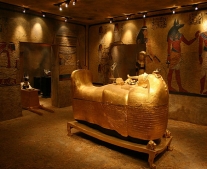 علماء الآثار يدخلون مقبره الملك توت عنخ آمون لأول مرة
