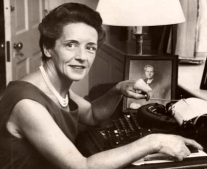 ولدت الكاتبة إيف كوري Ève Curie