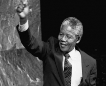القبض على نيلسون مانديلا ومئة وخمسين من رفاقه بتهمة الخيانة
