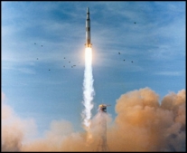 انطلاق أبولو8 بواسطة الصاروخ ساتورن5 حاملا 3 رواد فضاء أمريكيين إلى مدار حول القمر