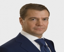 دميتري ميدفيديف يتولى الرئاسة في روسيا الإتحادية خلفًا لفلاديمير بوتين