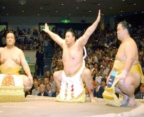 تاكانوهانا كوجي يحصل على بطولة السومو