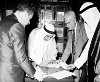 الشيخ عبد الله السالم الصباح يوقع اتفاقية تلغي معاهدة الحماية البريطانية على الكويت ويعلن استقلالها
