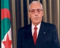 علي كافي رئيسًا للجزائر وذلك بعد اغتيال محمد بوضياف