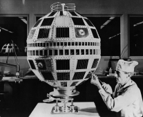 إطلاق أول قمر صناعي للاتصالات في العالم باسم تيلستار "Telstar"