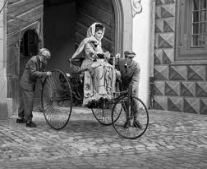 أول إنسان يقوم بجولة بالسيارة بيرتا بنز زوجة المخترع الألماني كارل بنز