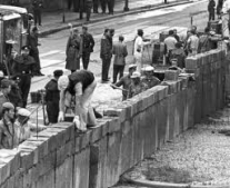 بدأ بناء جدار برلين "Berliner Mauer"
