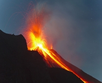 ثار بركان سترومبولي الواقع في جزيرة صقلية الإيطالية