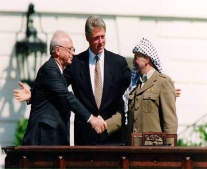 ياسر عرفات وإسحاق رابين يوافقان على اتفاقية أوسلو
