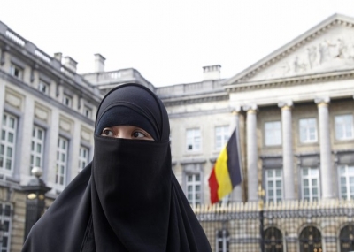 البرلمان البلجيكي يصوت على نص يحظر إرتداء النقاب في الأماكن العامة في بلجيكا ومن ضمنها الشوارع