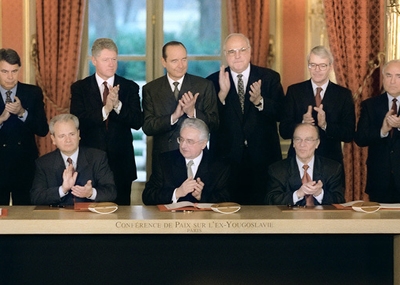 التوقيع بالأحرف الأولى على اتفاقية دايتون للسلام