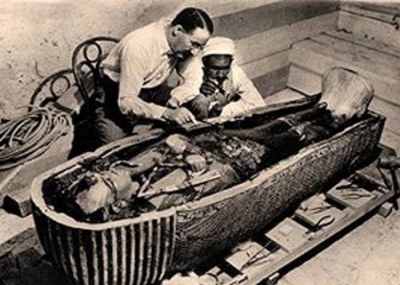 العالم البريطاني هوارد كارتر يكتشف تابوت الفرعون توت عنخ أمون بعد نحو عامين من اكتشاف مقبرته