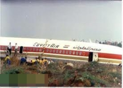 تحطم طائرة مصر للطيران بعد اصطدامها بجبل أثناء هبوطها في مطار قرطاج الدولي