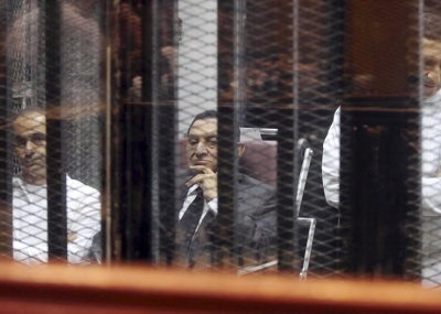 الحكم على الرئيس المعزول محمد حسني مبارك ووزير داخليته حبيب العادلي بالسجن المؤبد بعد إدانتهما بقتل المتظاهرين أثناء ثورة 25 يناير