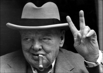 ونستون تشرشل (Winston Churchill) يتولى رئاسة الوزراء في المملكة المتحدة