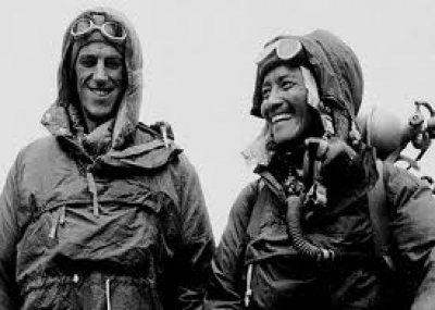 إدموند هيلاري وتينسينغ نورغاي يتسلقان قمة إفرست لأول مرة في التاريخ