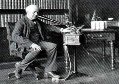 توماس إديسون يخترع أول جهاز لتسجيل الصوت / فونوغراف