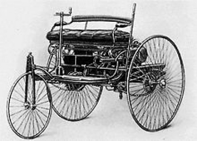 كارل بنز يتمكن من قيادة أول سيارة تعمل بمحرك بخاري من إختراعه