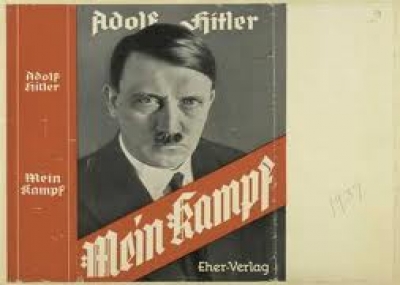 أدولف هتلر ينشر كتابه، كفاحي "Mein Kampf"