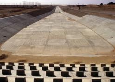 معمر القذافي يضع حجر الأساس لتشييد النهر الصناعي العظيم في ليبيا